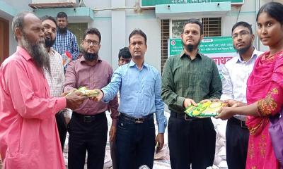 নবাবগঞ্জে বিনামূল্যে রবি শস্যের বীজ ও রাসায়নিক সার বিতরণ